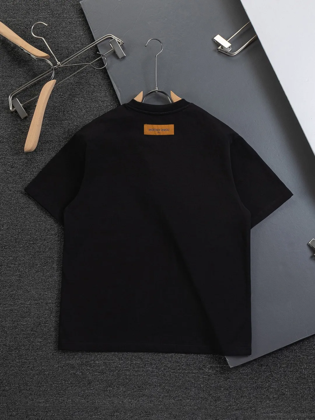 🅿️190 Louis Vuitton Louis Vuitton 1V LV LV slightly wide version S-XL LV 26ss new products are available at counters simultaneously. Multiple craftsmanship. Embroidery of civet 🦊 letters on the chest. Round neck short-sleeved T-shirt, same style for men and women! Consigned to one-to-one creation. Synchronized with the official website, pure cotton fabrics at the counter! It is close to the skin and comfortable, durable and easy to wear. It has a classic and simple logo design and meticulous original craftsmanship. Short-sleeves, a must-have item for men, do not appear to be the same for the general public, but must be unique and eye-catching. This LV short-sleeve is all about quality, comfort, the same shape and fashion as always, including fabrics and cutting techniques. All of them have been made with great effort! 320 grams of washed pure cotton fabric, pure cotton is breathable, very refreshing and comfortable for daily wear. The rib knitting on the neckline is smooth and tight, and the neckline will not be skewed if you toss it at will. The loose version, you will find that it looks really good on the upper body. The overall is minimalist and neat, super versatile for daily use! Pair it casually with a pair of pants for a youthful look. A T-shirt will make your outfit crazy. It is a fashionable item that can never go wrong! Color: Black White Size: S-XL Size chart: S: Shoulder width 50-Bust 56-Length 70 M: Shoulder width 52-Bust 57-Length 72 L: Shoulder width 54-Bust 59-Length 74 XL: Shoulder width 56-Bust 62-Length 76